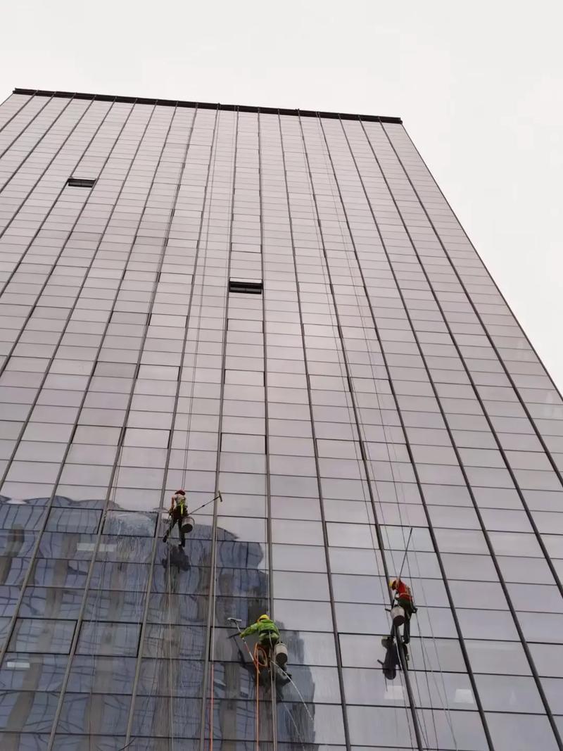 青岛玻璃幕墙清洗.jpg
